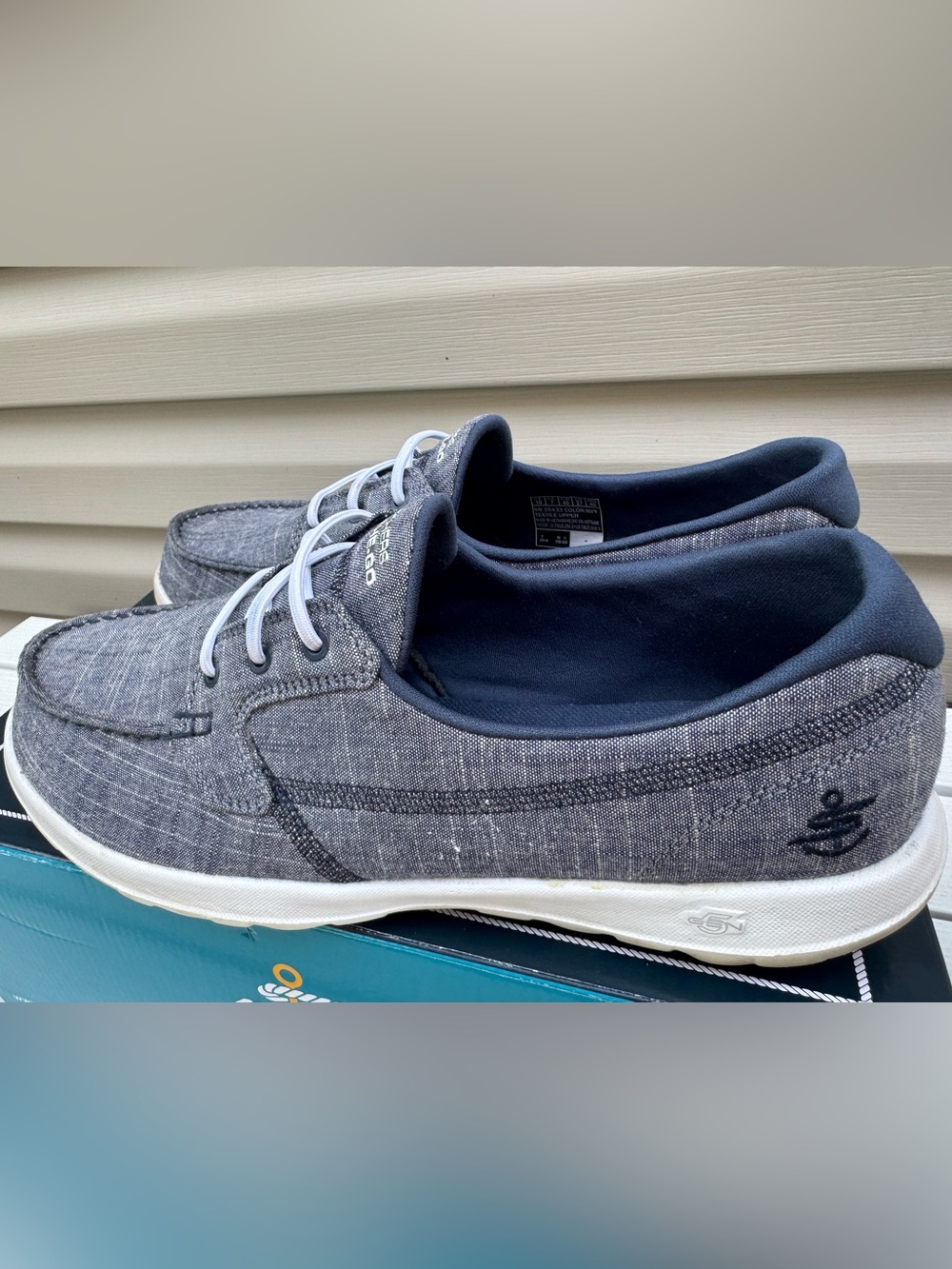Skechers navy blue pull-on shoe; Size 10. Lightweight & in Excellent Condition! - Picture 6 of 8